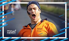 spiker w stroju Poznań Maraton Team dopingujący zawodników na trasie