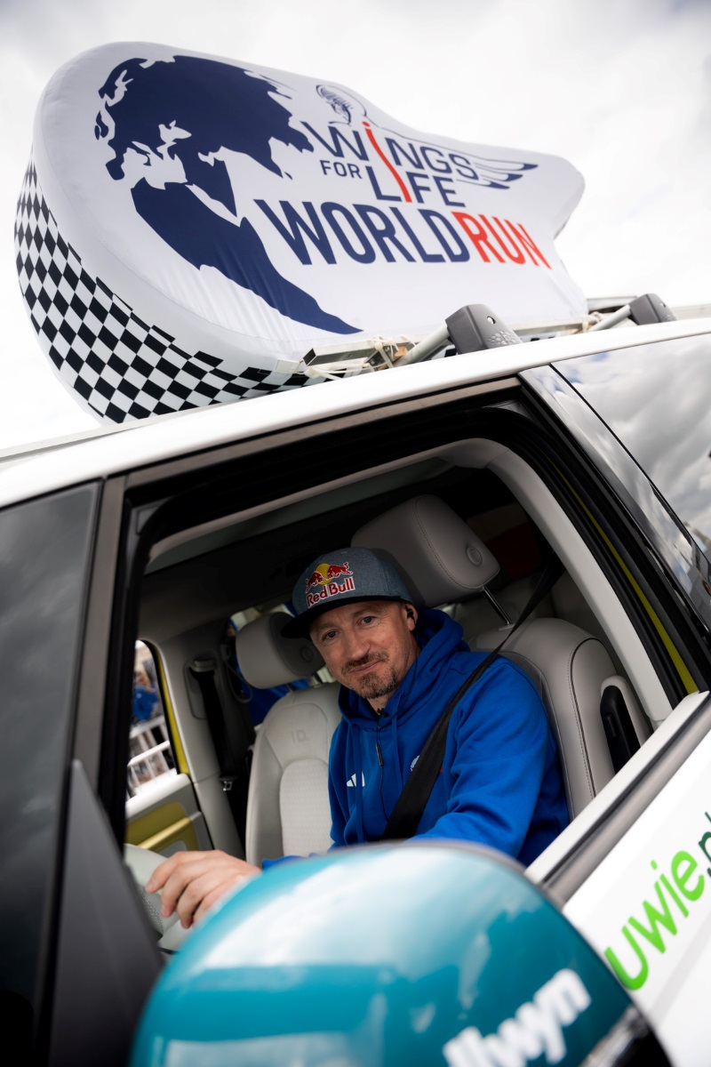 JUŻ JUTRO RUSZAJĄ ZAPISY NA WINGS FOR LIFE WORLD RUN Adam Malysz za kierownica Catcher Cara fot. Damian Kramski - JUŻ JUTRO RUSZAJĄ ZAPISY NA WINGS FOR LIFE WORLD RUN