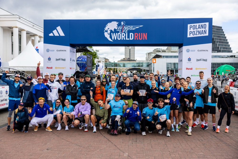 JUŻ JUTRO RUSZAJĄ ZAPISY NA WINGS FOR LIFE WORLD RUN Ambasadorzy biegu Wings for Life World Run przy bramie startowej fot. Damian Kramski - JUŻ JUTRO RUSZAJĄ ZAPISY NA WINGS FOR LIFE WORLD RUN