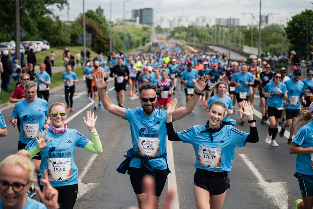 JUŻ JUTRO RUSZAJĄ ZAPISY NA WINGS FOR LIFE WORLD RUN Uczestnicy na trasie Wings for Life World Run fot. Bartek Wolinski - JUŻ JUTRO RUSZAJĄ ZAPISY NA WINGS FOR LIFE WORLD RUN