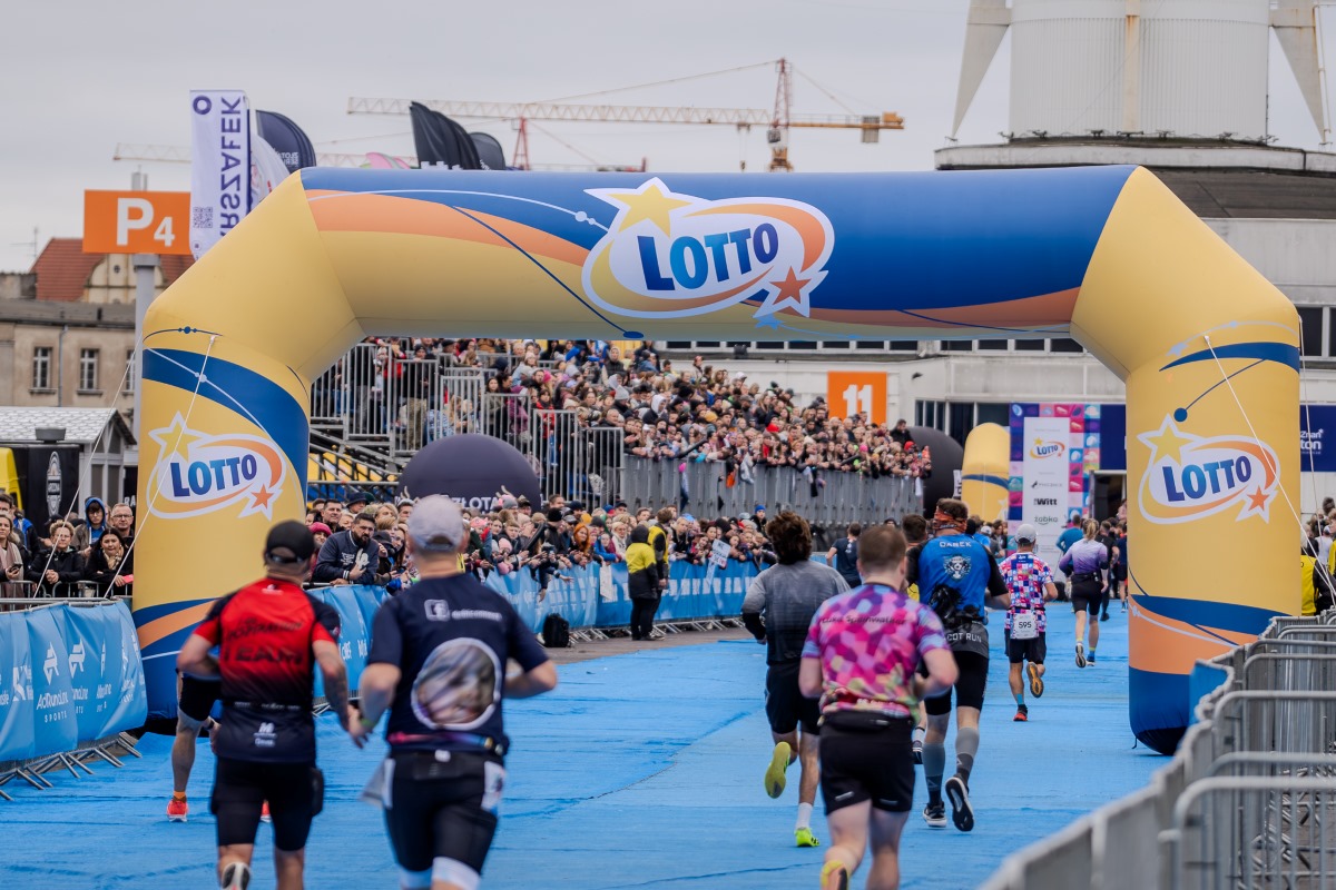 Wbiegniecie na mete LOTTO 24. Poznan Maratonu fot. A. Wojt - Pobierz swój dyplom za ukończenie LOTTO 24. Poznań Maratonu!