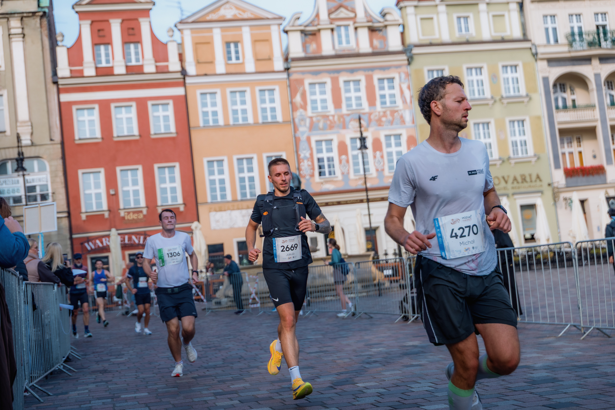 25 PM biegacze na trasie maratonu na Starym Rynku 4 - Jubileuszowy LOTTO 25. Poznań im. Macieja Frankiewicza za nami!